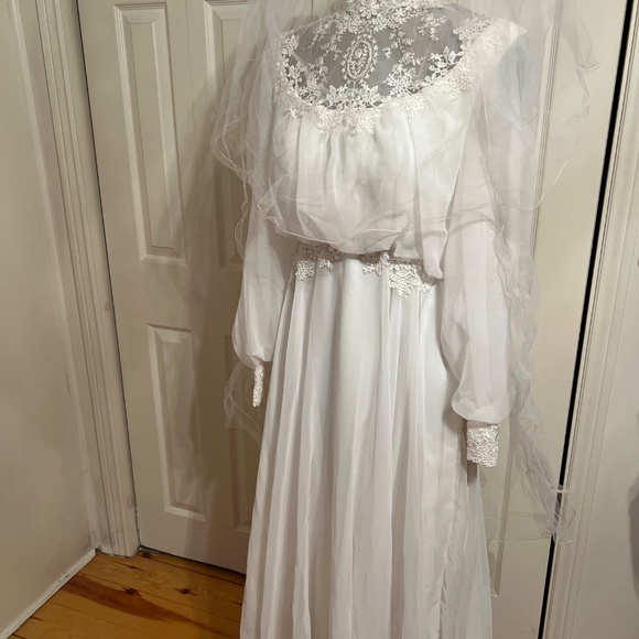 Elegant White Lace Wedding Dress - Picture 3 of 13